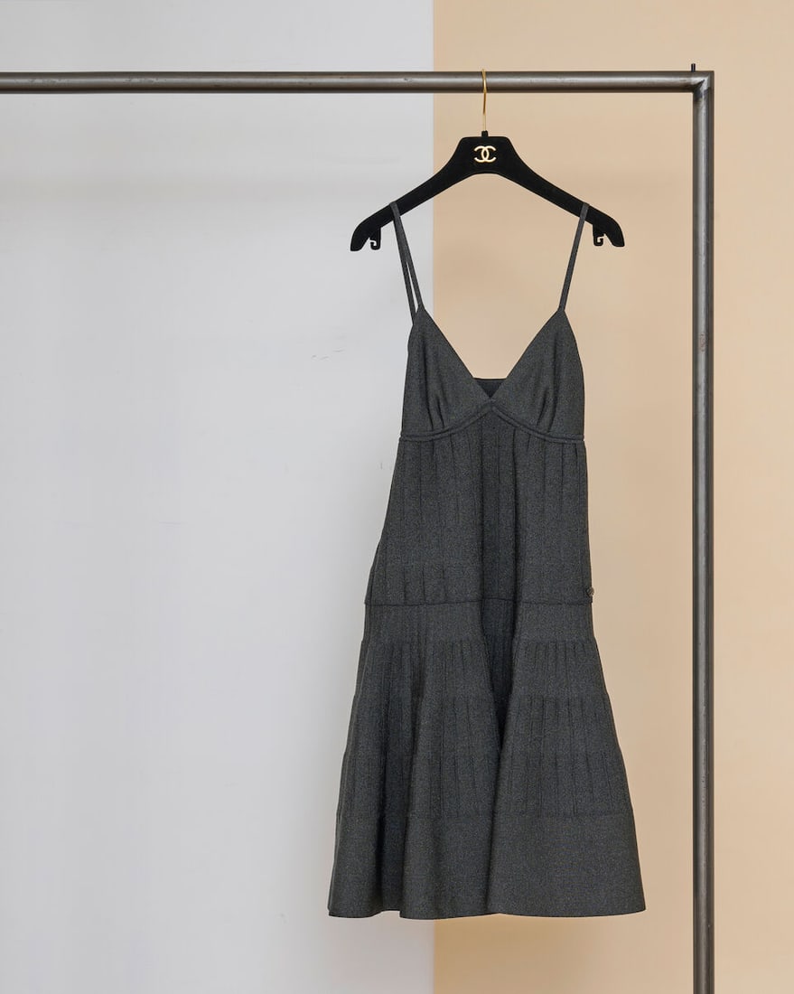 Chanel, collection Prêt-à-Porter, Automne/Hiver 2015. Robe à bretelles à eff...: Chanel, collection Prêt-à-Porter, Automne/Hiver 2015. Robe à bretelles à effet plissé en maille iridescente grise. Chanel, Autumn/Winter 2015 Ready-to-Wear collection.