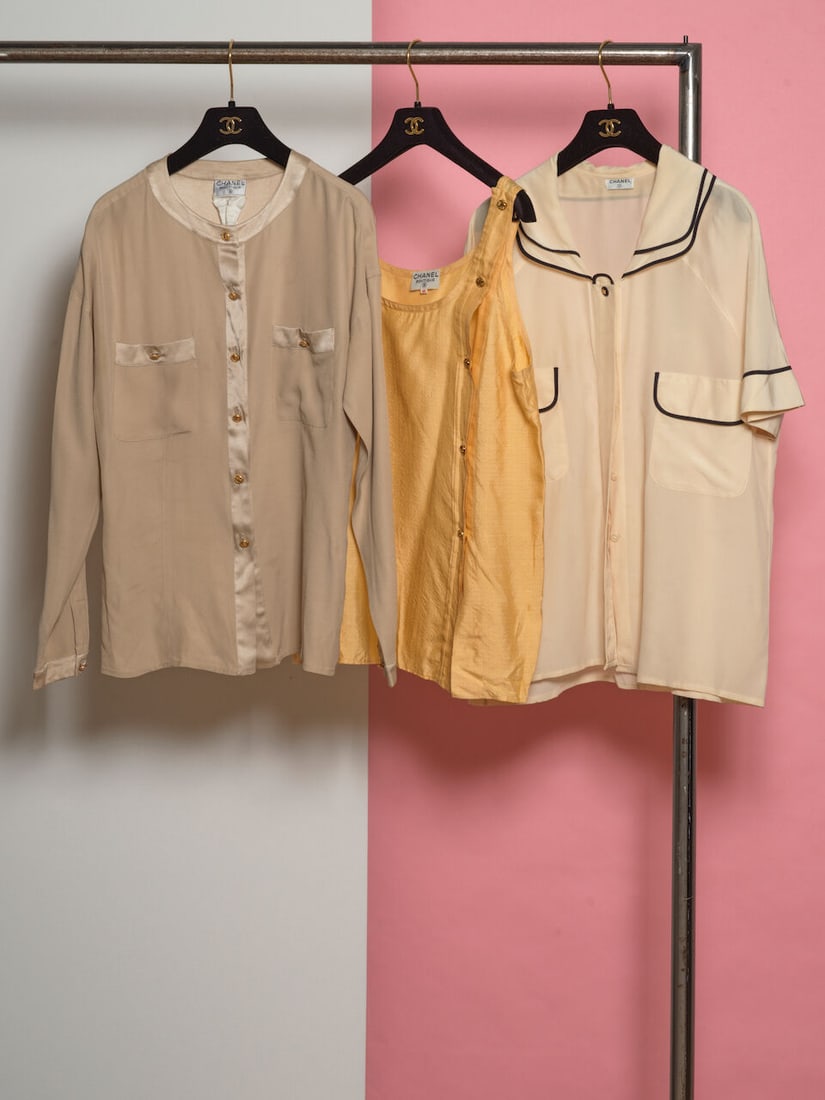 Chanel. 3 hauts divers en soie et satin dans les tons beiges. Chanel. 3 assorted silk and satin ...: Chanel. 3 hauts divers en soie et satin dans les tons beiges. Chanel. 3 assorted silk and satin tops in shades of beige. Directeur artistique: Karl Lagerfeld. Taille indiquée/Size indicated: