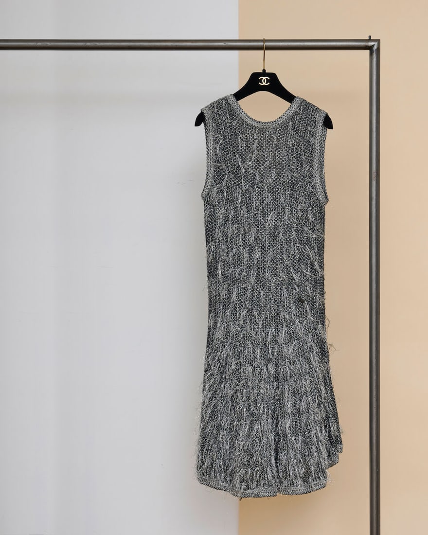 Chanel, collection Croisière 'La Pausa' 2019. Robe sans manches en tweed noir et blanc et l...: Chanel, collection Croisière 'La Pausa' 2019. Robe sans manches en tweed noir et blanc et lurex argenté frangé. Chanel, 'La Pausa' Cruise 2019 collection. Sleeveless dress in black and