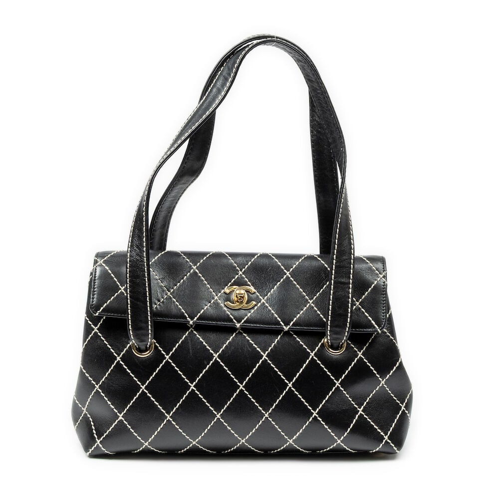 Chanel, circa 2002. Sac cabas en cuir noir à effet matelassé par des surpiqûres. ...: Chanel, circa 2002. Sac cabas en cuir noir à effet matelassé par des surpiqûres. Chanel, circa 2002. Black leather tote bag with a quilted effect created by topstitching. Double anse