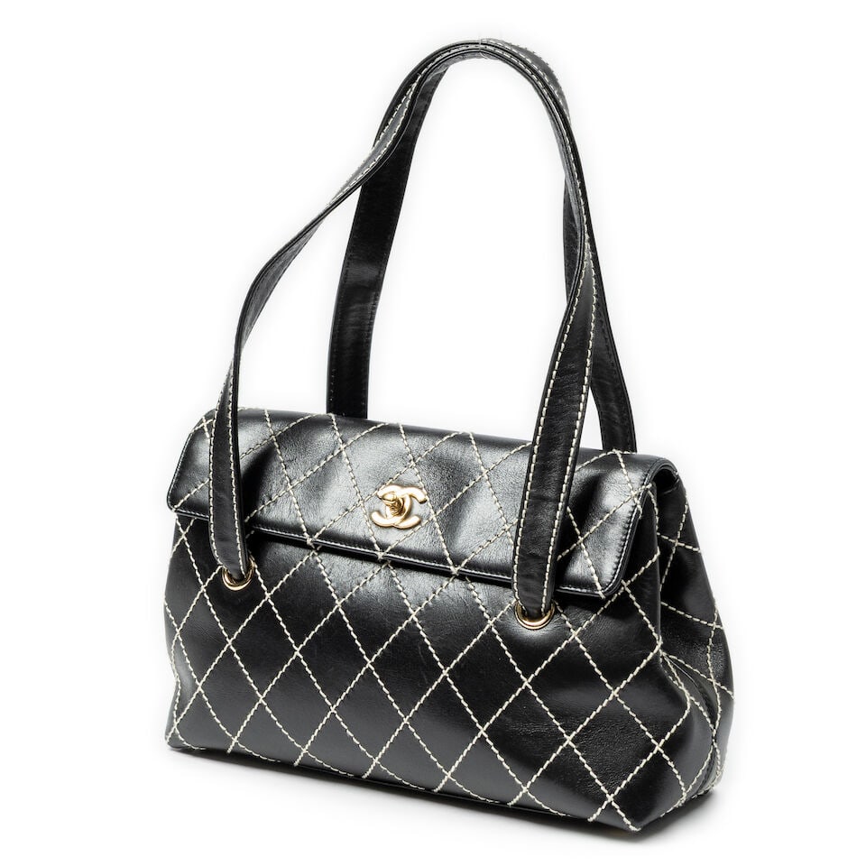 Chanel, circa 2002. Sac cabas en cuir noir à effet matelassé par des surpiqûres. ... - 2