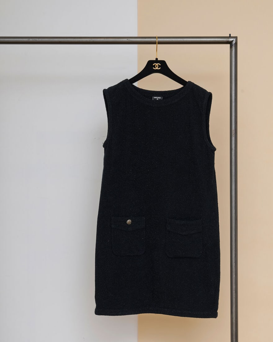 Chanel, collection Croisière 'Paris - Cuba' 2017. Robe en coton éponge noir chiné...: Chanel, collection Croisière 'Paris - Cuba' 2017. Robe en coton éponge noir chiné de lurex. Chanel, 'Paris-Cuba' 2017 Cruise collection. Dress in black cotton terry cloth flecked with