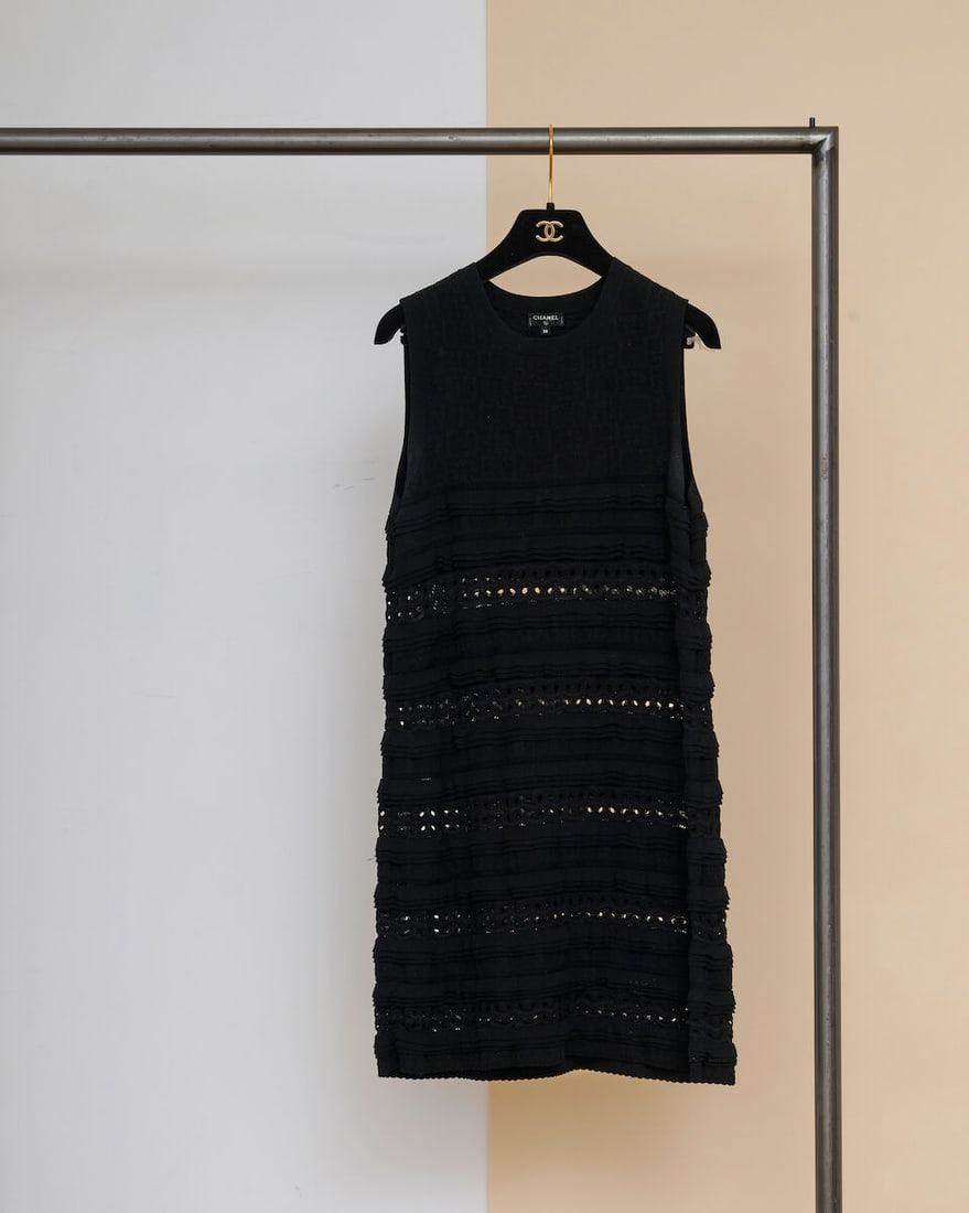 Chanel, collection Prêt-à-Porter, Printemps/Eté 2020. Robe en maille de coton noi...: Chanel, collection Prêt-à-Porter, Printemps/Eté 2020. Robe en maille de coton noir partiellement perforée et volantée. Chanel, Spring/Summer 2020 Ready-to-Wear collection.