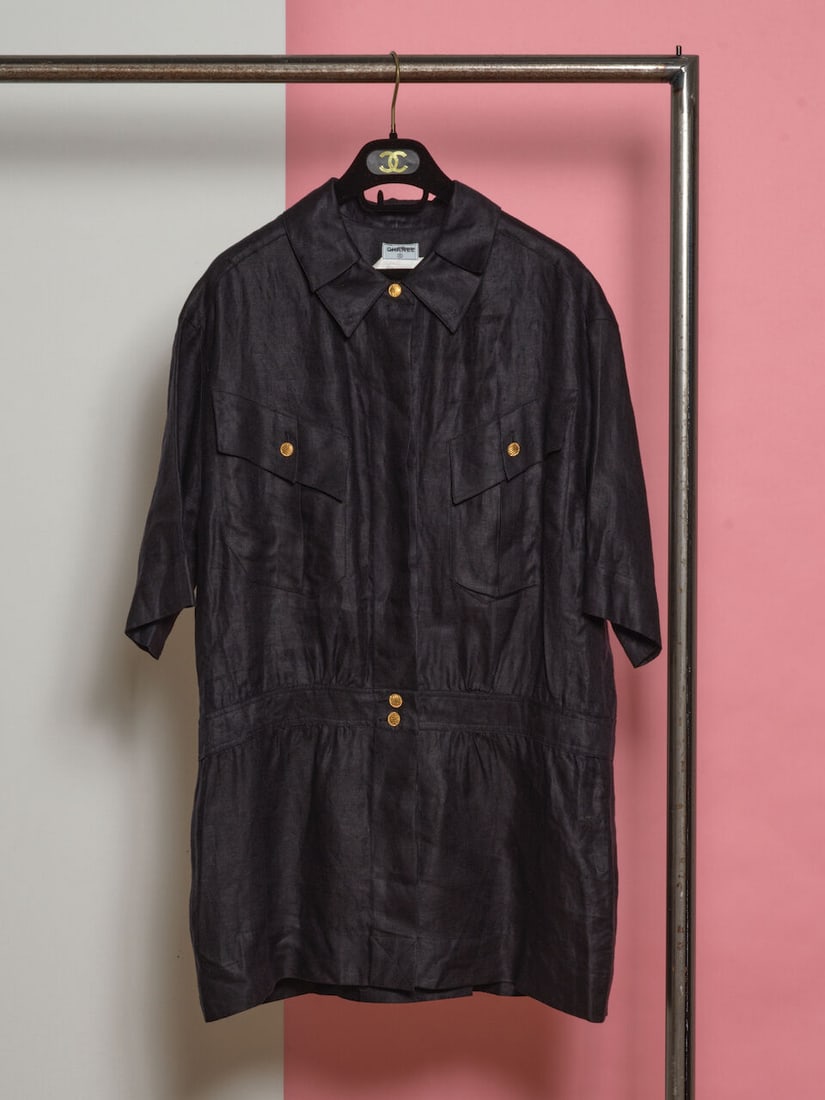 Chanel. Robe d'inspiration saharienne en lin noir. Chanel. Black linen safari-style dress.: Chanel. Robe d'inspiration saharienne en lin noir. Chanel. Black linen safari-style dress. Directeur artistique: Karl Lagerfeld. Taille indiquée/Size indicated: 46. Footnotes: Griffe