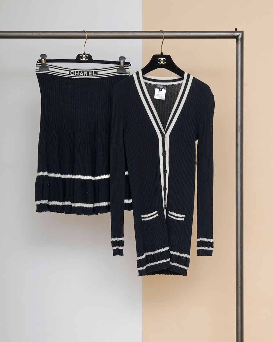 Chanel, collection Prêt-à-Porter, Printemps/Eté 2019. Ensemble gilet et jupe en m...: Chanel, collection Prêt-à-Porter, Printemps/Eté 2019. Ensemble gilet et jupe en maille ciglée noire et blanche. Chanel, Spring/Summer 2019 Ready-to-Wear collection. Black and