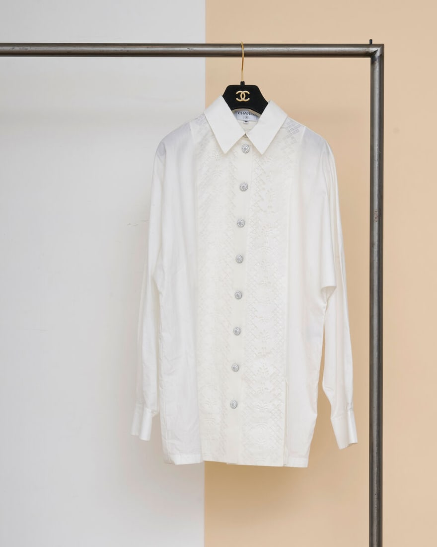 Chanel, collection Prêt-à-Porter, Automne/Hiver 2017. Chemise en coton blanc partielle...: Chanel, collection Prêt-à-Porter, Automne/Hiver 2017. Chemise en coton blanc partiellement perforé. Chanel, Fall/Winter 2017 Ready-to-Wear collection. Partially perforated white cotton