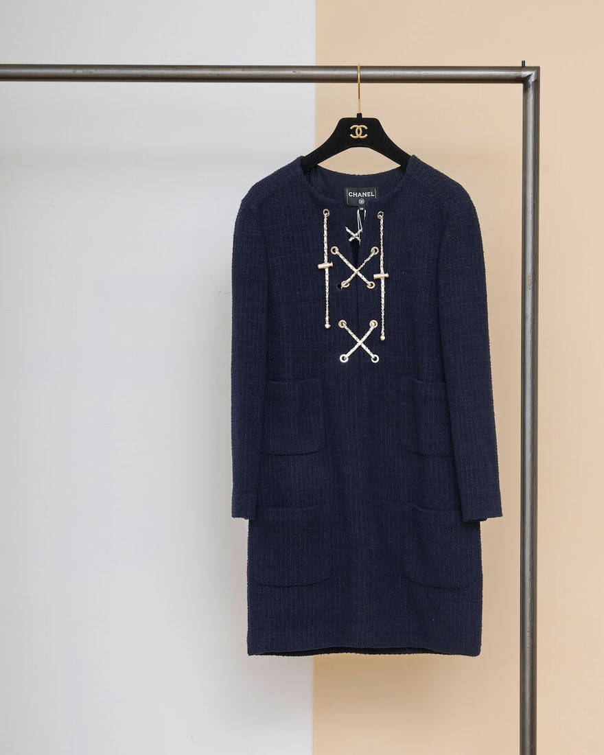 Chanel, collection Prêt-à-Porter, Printemps-Eté 2021. Robe en tweed marine à...: Chanel, collection Prêt-à-Porter, Printemps-Eté 2021. Robe en tweed marine à laçage de chaines entrelacées de cuir blanc. Chanel, Spring-Summer 2021 Ready-to-Wear