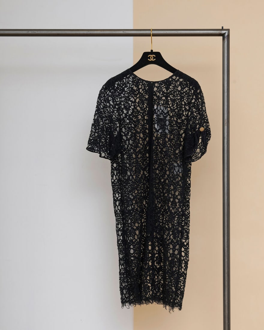 Chanel, collection Prêt-à-Porter, Printemps-Eté 2020. Robe courte en guipure noir...: Chanel, collection Prêt-à-Porter, Printemps-Eté 2020. Robe courte en guipure noir à motif floral. Chanel, Spring-Summer 2020 Ready-to-Wear collection. Short black guipure lace dres