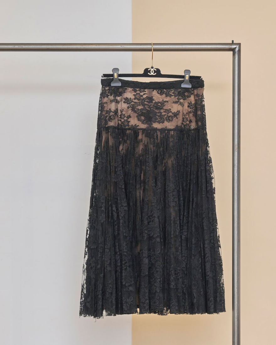 Chanel, collection Croisière 'Coco' 2020. Jupe en dentelle noire sur fond nude. Chanel, 'Co...: Chanel, collection Croisière 'Coco' 2020. Jupe en dentelle noire sur fond nude. Chanel, 'Coco' Cruise 2020 collection. Black lace skirt over a nude background. Directrice artistique: Virginie Via