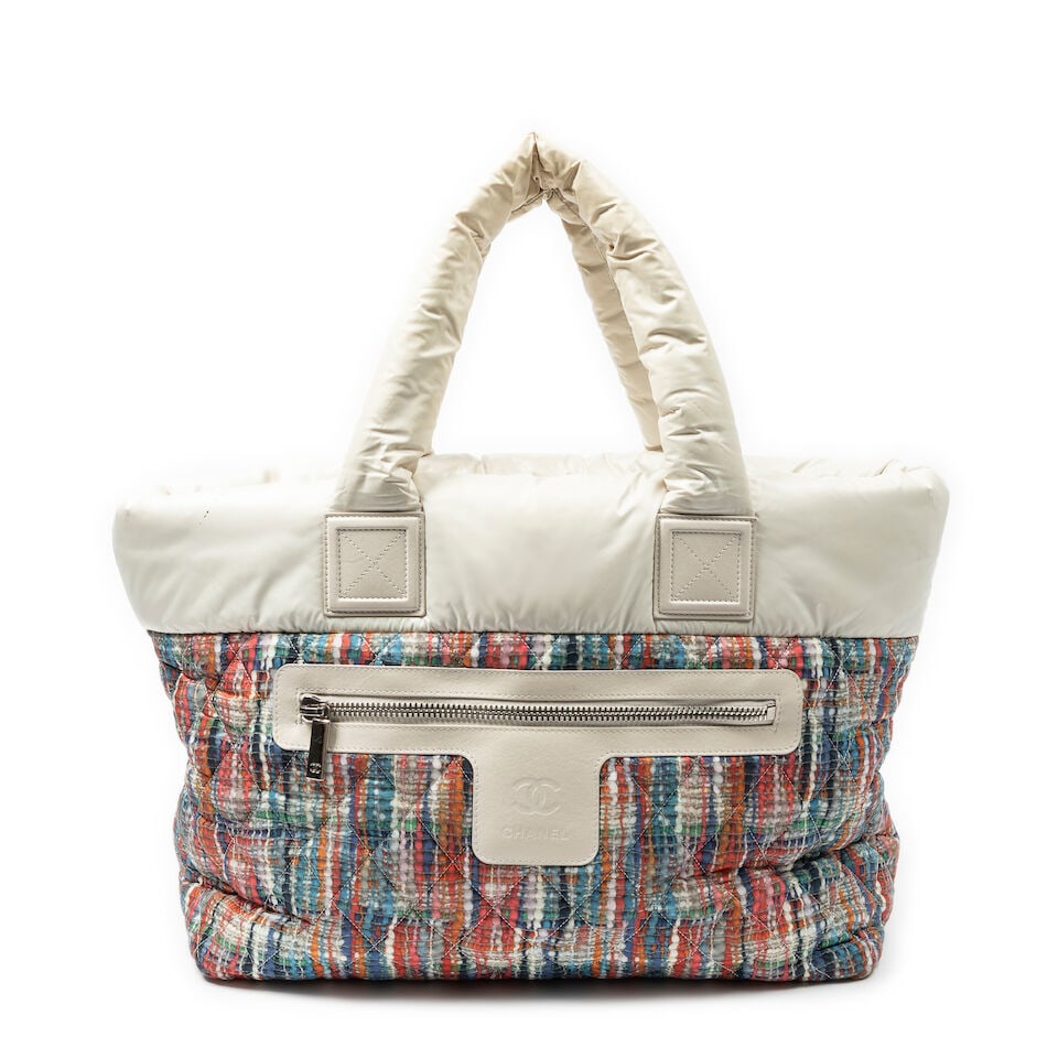 Chanel, circa 2014. Sac Coco Cocoon en tweed et nylon Chanel, circa 2014. Tweed and nylon Coco C...: Chanel, circa 2014. Sac Coco Cocoon en tweed et nylon Chanel, circa 2014. Tweed and nylon Coco Cocoon bag Poche zippée, double poignée. Hologramme. Zipped pocket, double handles.