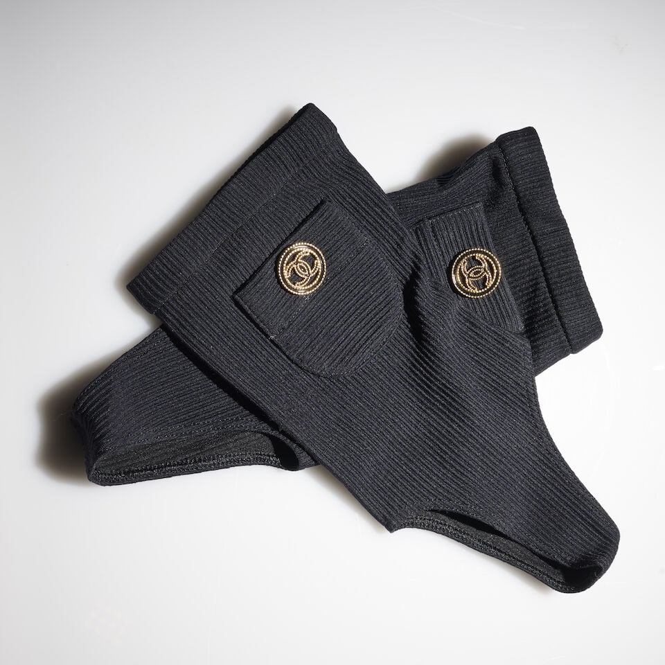 Chanel. Guêtres en coton milleraie noir à poches décoratives. Chanel. Black fine-...: Chanel. Guêtres en coton milleraie noir à poches décoratives. Chanel. Black fine-wale cotton gaiters with decorative pockets. Taille unique/Unique size. Footnotes: Très bon