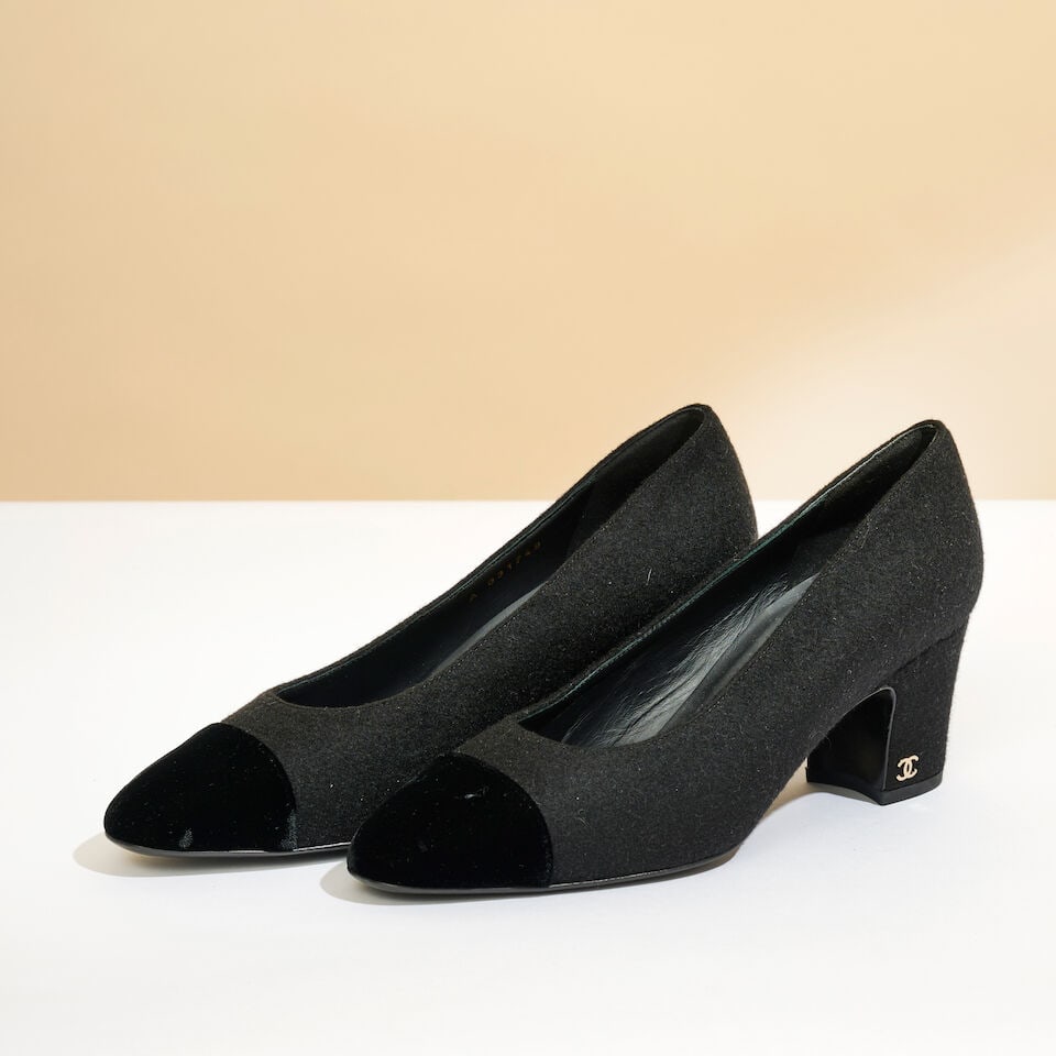 Chanel. Escarpins à talons en laine et velours noir. Chanel. Black wool and velvet heeled p...: Chanel. Escarpins à talons en laine et velours noir. Chanel. Black wool and velvet heeled pumps. Pointure indiquée/Size indicated: 38. Talons/Heels: 6,5 cm. Footnotes: Très bon