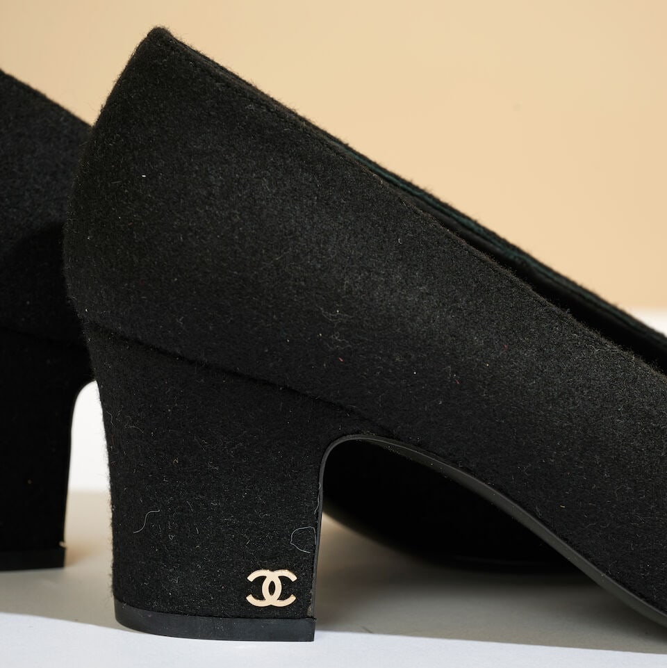 Chanel. Escarpins à talons en laine et velours noir. Chanel. Black wool and velvet heeled p... - 2