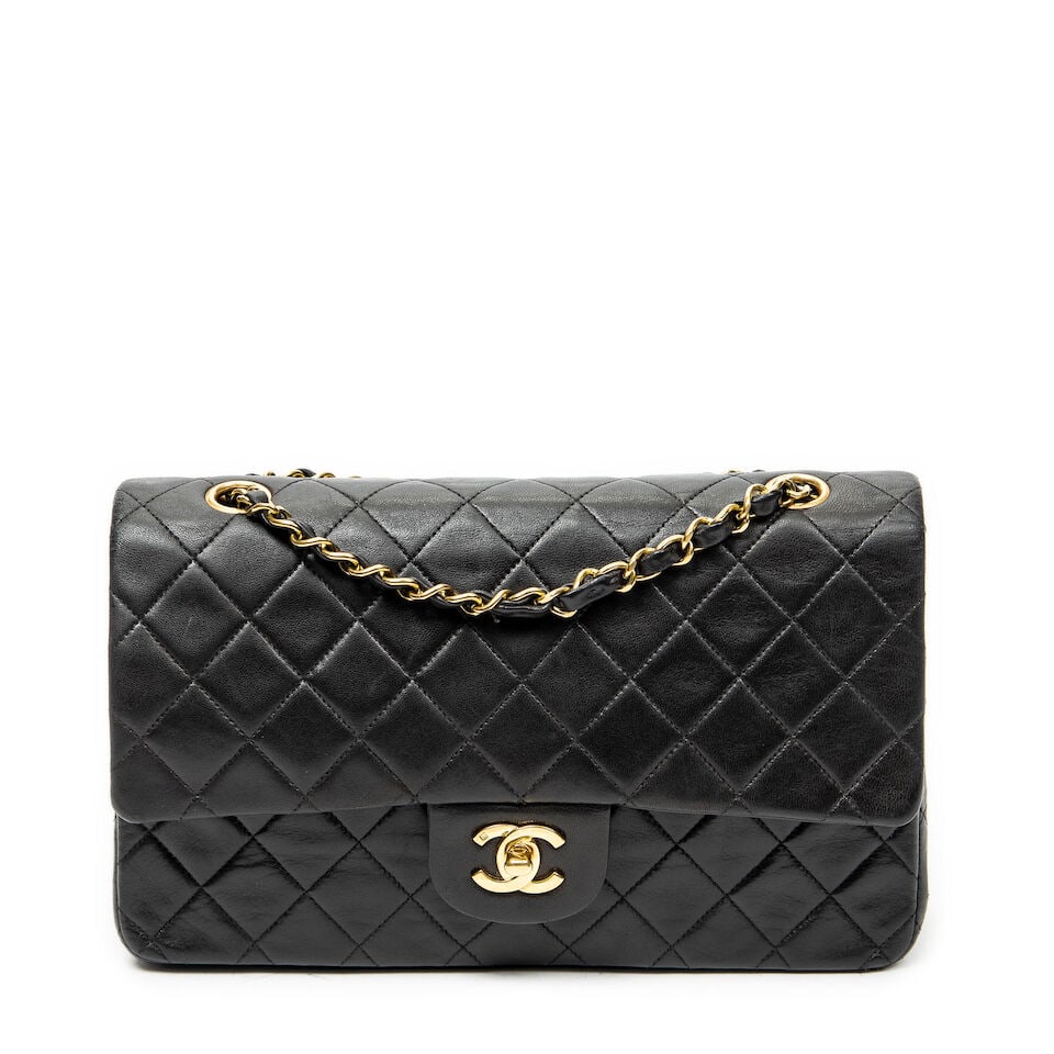 Chanel, circa 1994. Sac Classique double rabat en cuir noir matelassé. Chanel, circa 1994. ...: Chanel, circa 1994. Sac Classique double rabat en cuir noir matelassé. Chanel, circa 1994. Classic double-flap bag in quilted black leather. Fermoir logo doré sur rabat, double anse