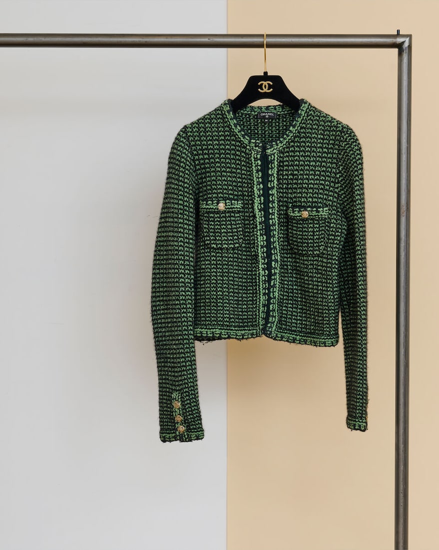 Chanel, collection Prêt-à-Porter, Printemps-Eté 2021. Gilet en cachemire maille v...: Chanel, collection Prêt-à-Porter, Printemps-Eté 2021. Gilet en cachemire maille vert, noir. Chanel, Spring-Summer 2021 Ready-to-Wear collection. Green and black knitted cashmere