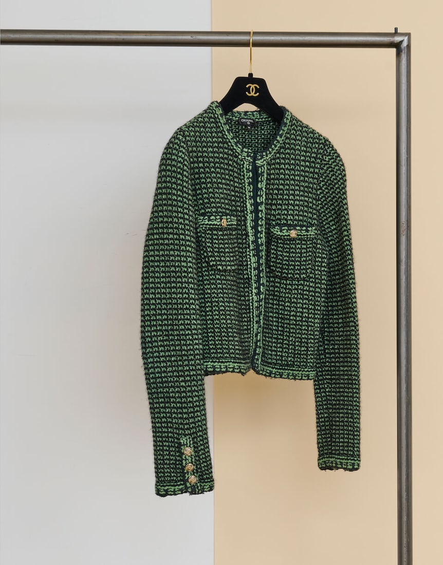 Chanel, collection Prêt-à-Porter, Printemps-Eté 2021. Gilet en cachemire maille v... - 2