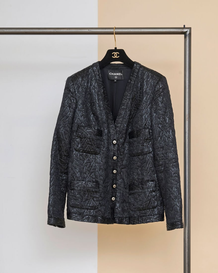 Chanel, collection Métiers d'Art 'Paris-31 rue Cambon' 2020. Veste en soie lurex cloqué...: Chanel, collection Métiers d'Art 'Paris-31 rue Cambon' 2020. Veste en soie lurex cloquée noire. Chanel, Métiers d'Art 'Paris-31 rue Cambon' 2020 collection. Black cloqué Lurex