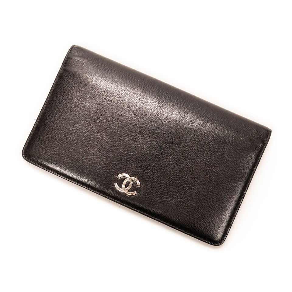 Chanel, circa 2011. Wallet en cuir légèrement grené noir. Chanel, circa 2011. Bla...: Chanel, circa 2011. Wallet en cuir légèrement grené noir. Chanel, circa 2011. Black leather wallet with a subtle grained finish. Logo en métal chromé.