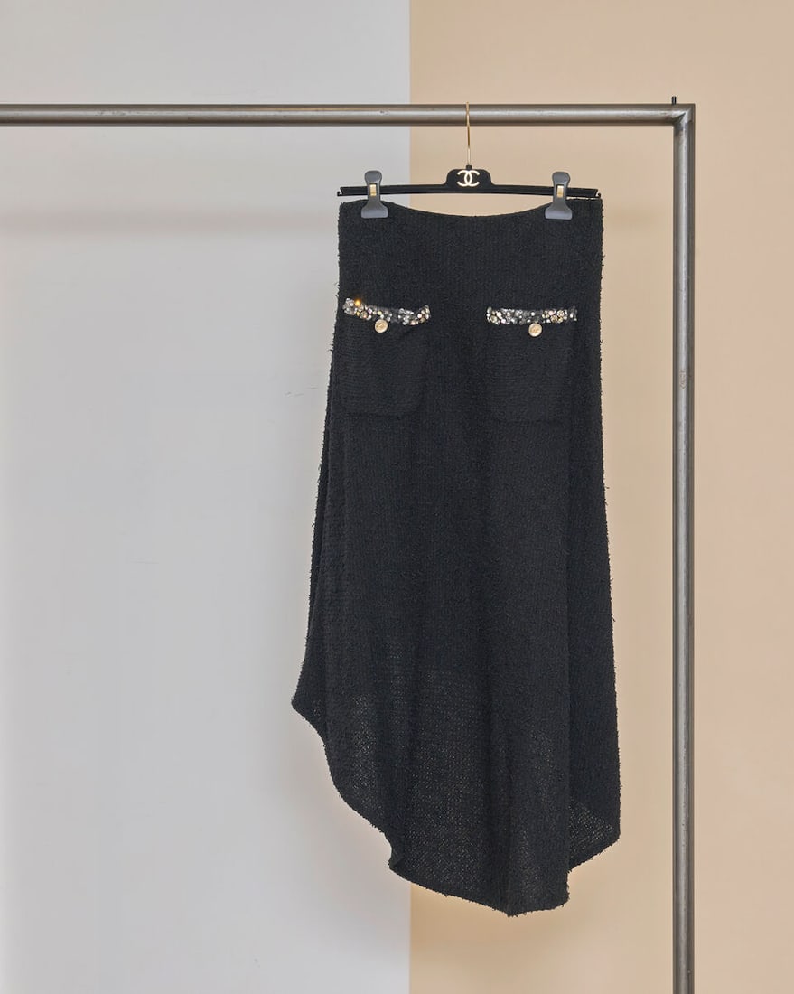 Chanel, collection Prêt-à-Porter, Printemps/Eté 2021. Jupe asymétrique en tw...: Chanel, collection Prêt-à-Porter, Printemps/Eté 2021. Jupe asymétrique en tweed noir effiloché à deux poches brodées à l'arrière. Chanel, Spring/Summer