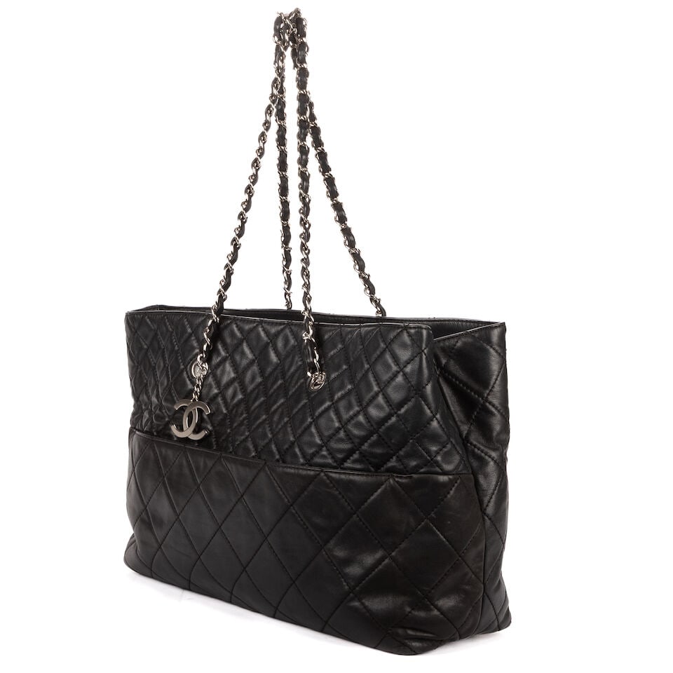 Chanel, circa 2010. Sac cabas en cuir noir matelassé. Chanel, circa 2010. Black quilted lea... - 2