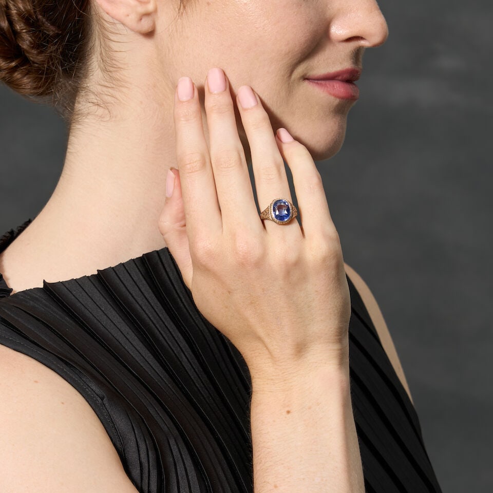 AN ANTIQUE 10K GOLD AND SYNTHETIC SAPPHIRE RING - 2