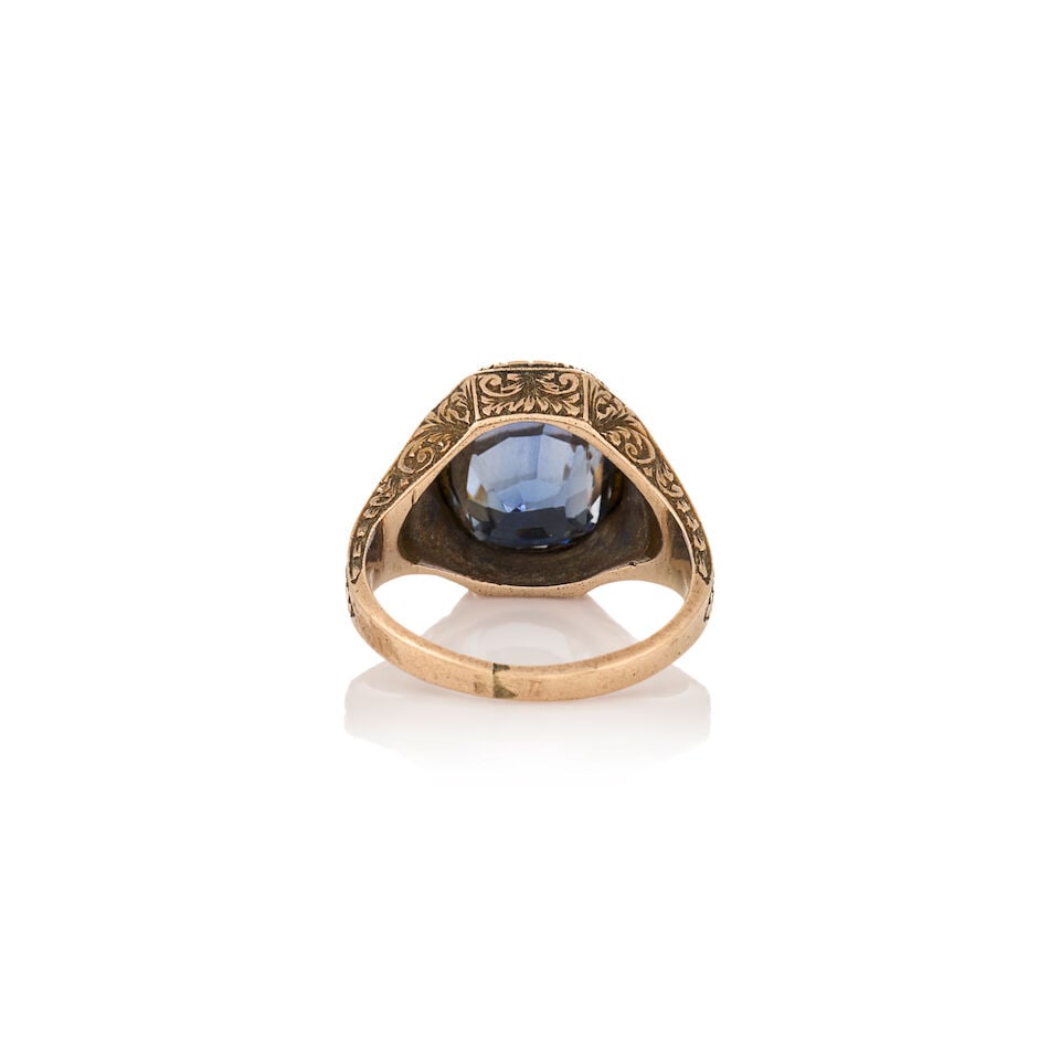 AN ANTIQUE 10K GOLD AND SYNTHETIC SAPPHIRE RING - 3