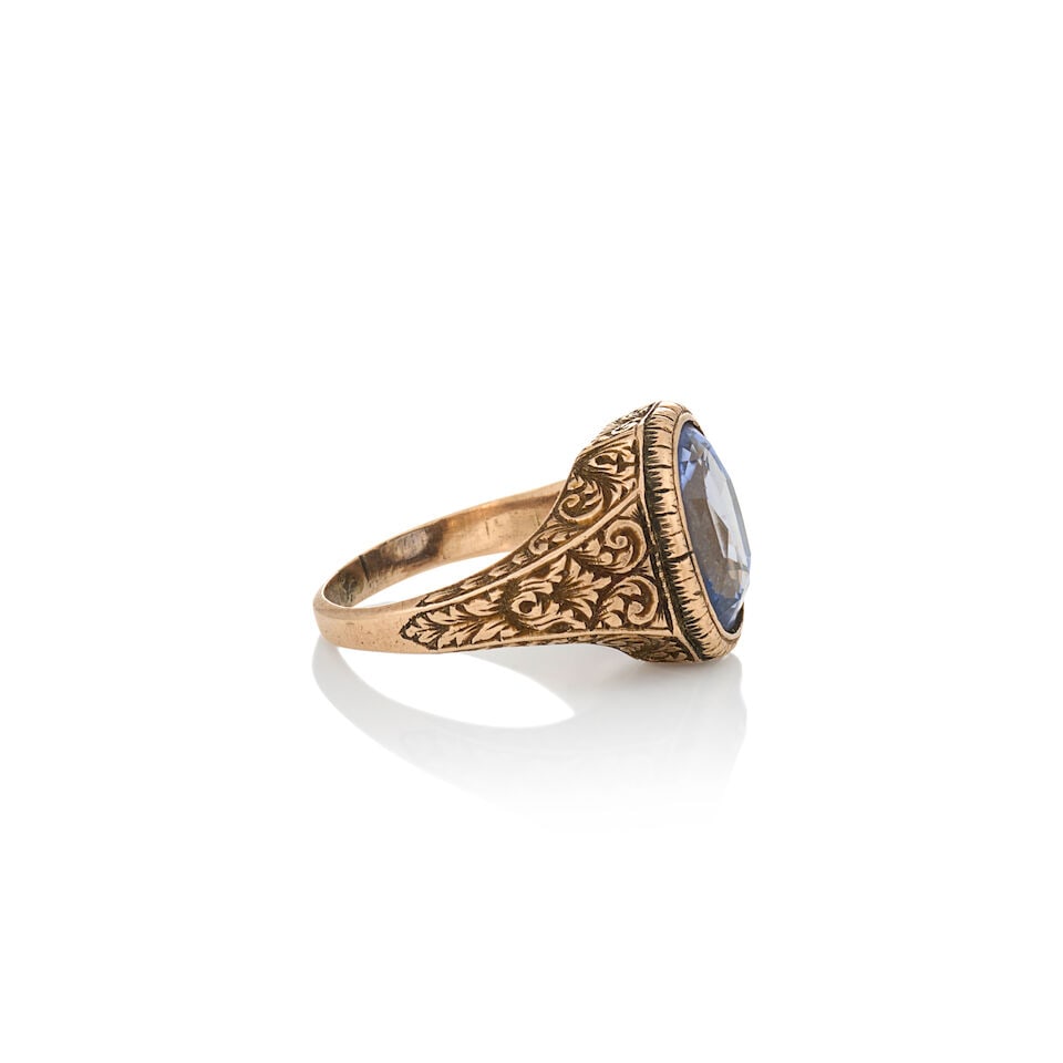 AN ANTIQUE 10K GOLD AND SYNTHETIC SAPPHIRE RING - 4