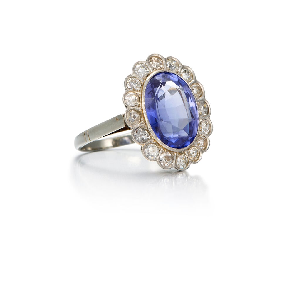 AN ANTIQUE 18K WHITE GOLD, SYNTHETIC SAPPHIRE, AND DIAMOND RING - 2