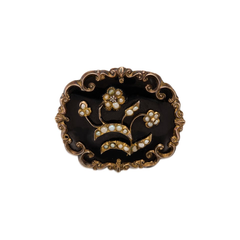 ANTIQUE 14K YELLOW GOLD, ONYX, AND CULTURED PEARL MOURNING BROOCH: ANTIQUE 14K YELLOW GOLD, ONYX, AND CULTURED PEARL MOURNING BROOCH • A carved onyx measuring approximately 40.18mm x 32.54mm • Numerous cultured pearls measuring approximately 2.80mm in