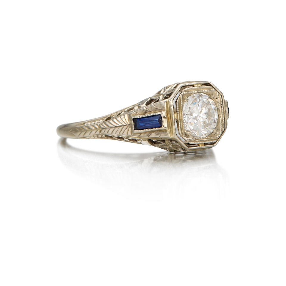 AN ART DECO 18K WHITE GOLD, DIAMOND, AND SAPPHIRE RING - 2