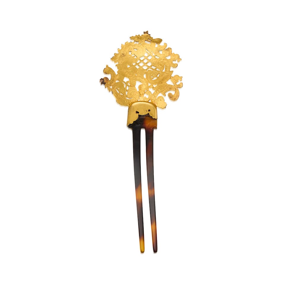 ANTIQUE 21K CARVED GOLD AND LUCITE HAIR ACCESSORY - 2