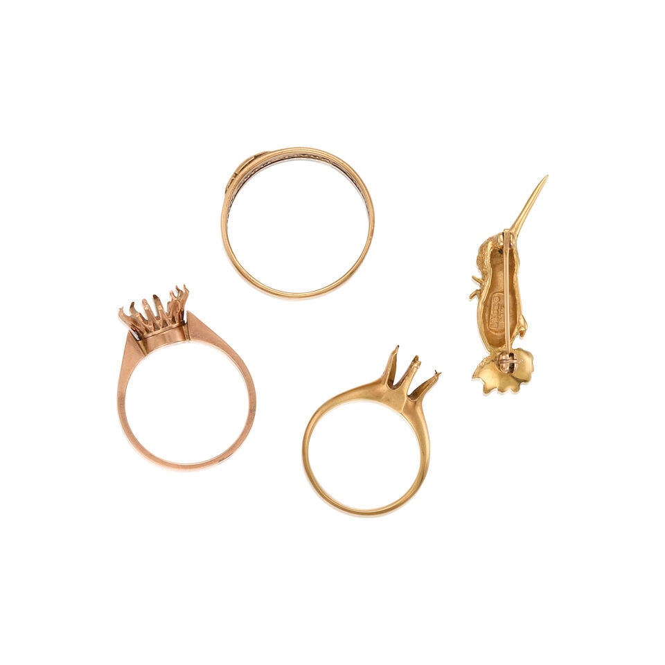 A GROUP OF ANTIQUE 14K GOLD RING MOUNTS AND BROOCH - 2