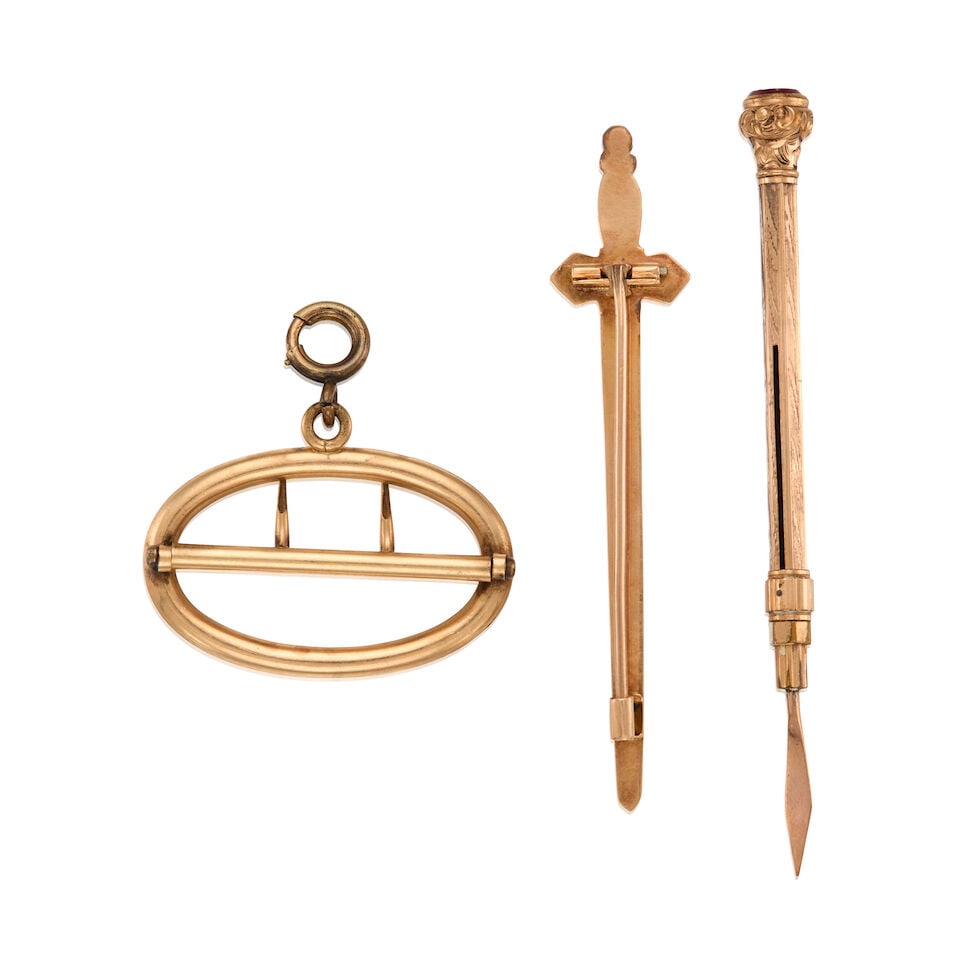 AN ANTIQUE RETRACTABLE PICK, BROOCH AND BUCKLE PENDANT - 2