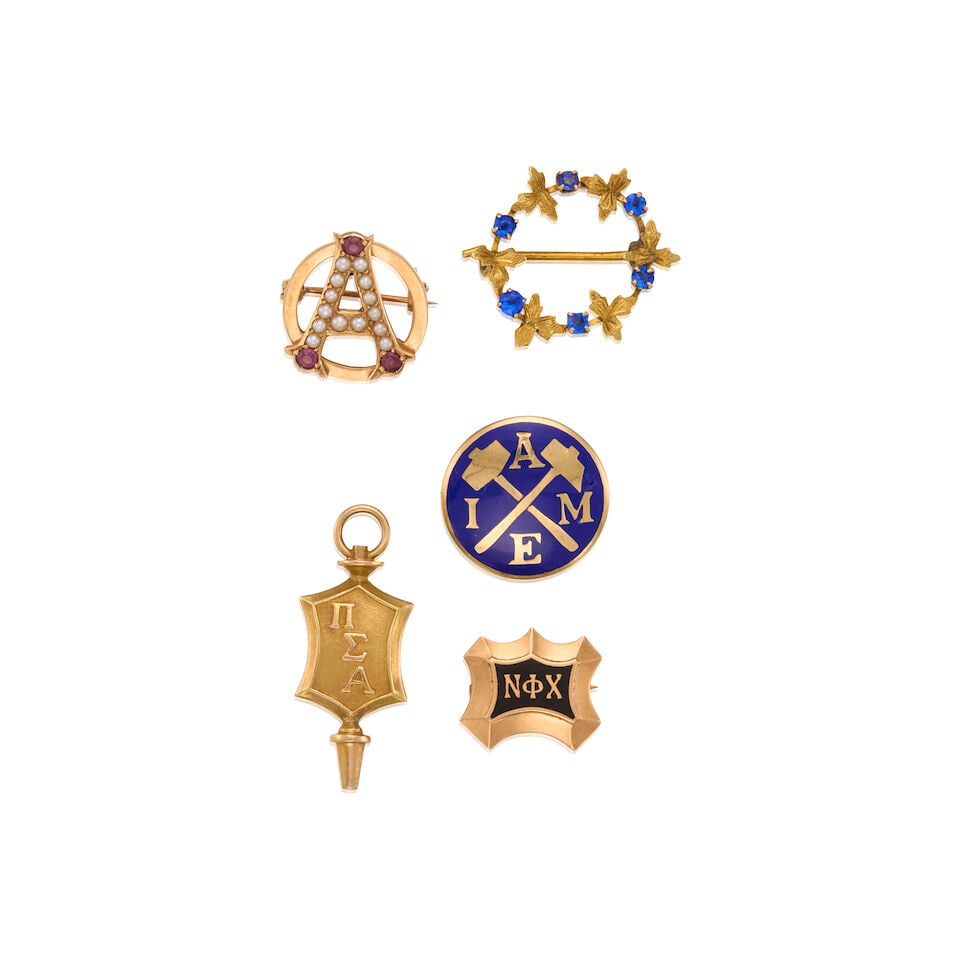 A GROUP OF ANTIQUE GOLD BROOCHES: A GROUP OF ANTIQUE GOLD BROOCHES • A 10K gold brooch with six round shaped glass measuring approximately 2.17mm in diameter, measures 3/4 in. x 3/4 in. • A 14K gold black enamel brooch