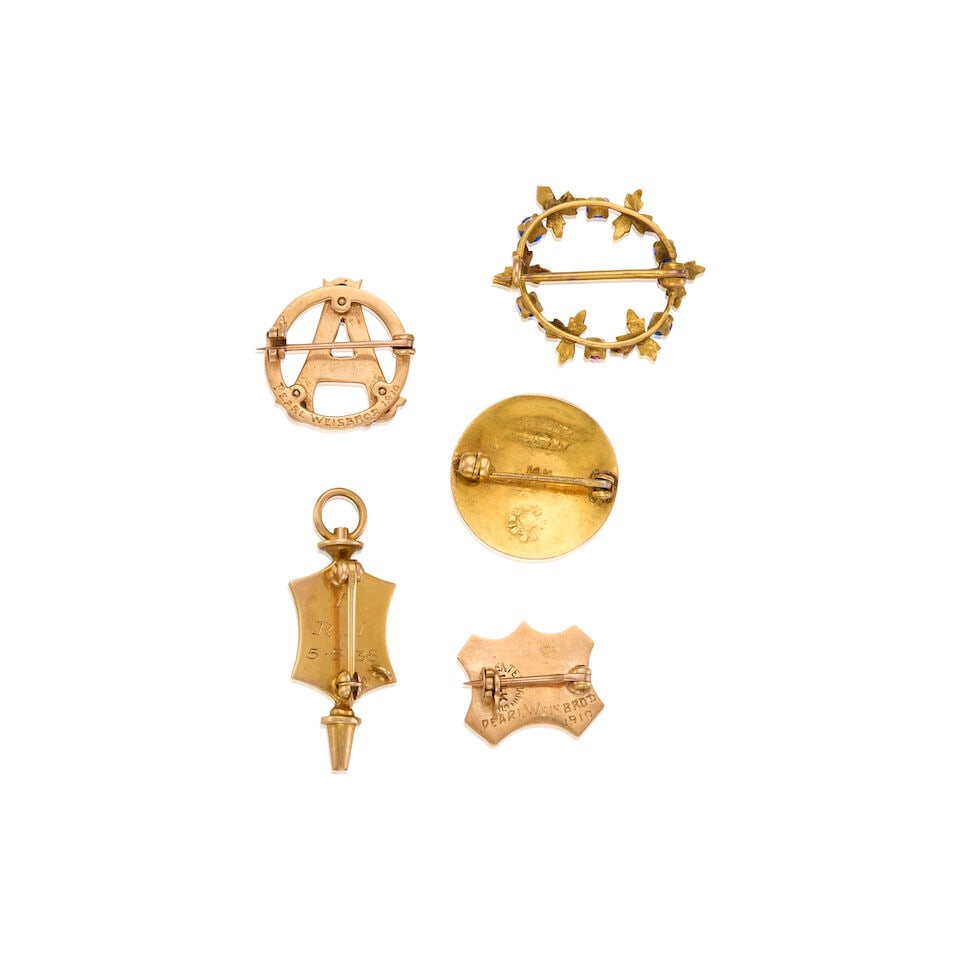 A GROUP OF ANTIQUE GOLD BROOCHES - 2