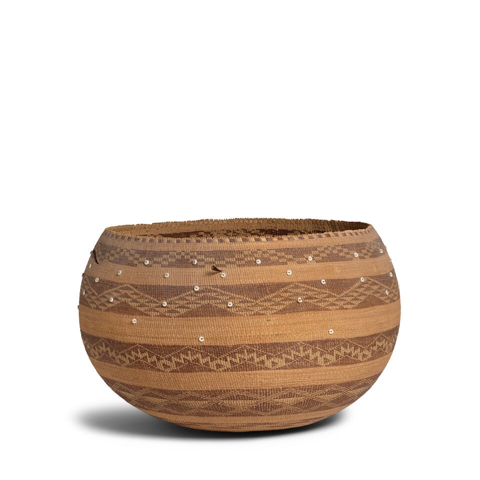 A large Pomo basket - 3