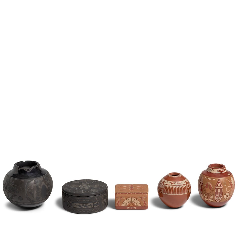 Five Dolores Curran miniature sgraffito pottery containers (1 of 2)
