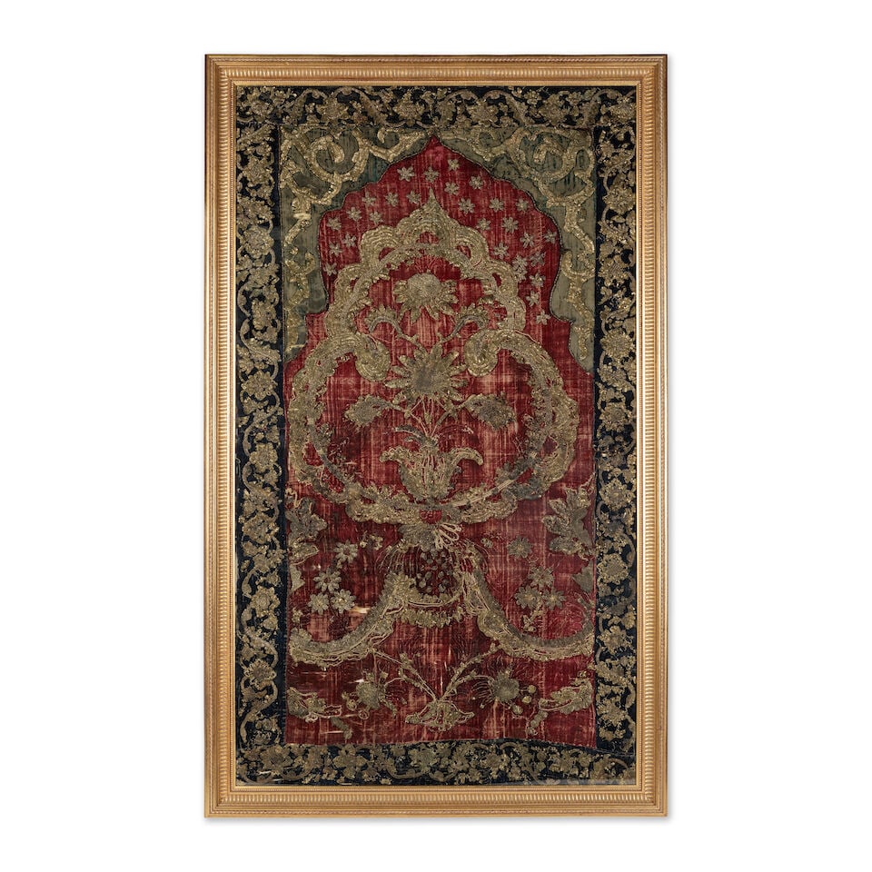 Panneau en velours brodé de fils métalliques représentant un mihrab Qadjar, Perse... - 2