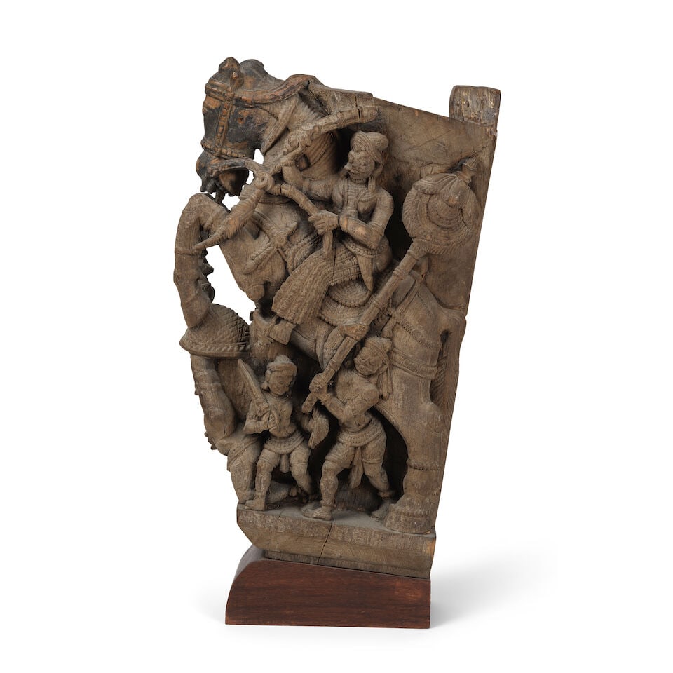 Élément d'un char hindou (Ratha) en bois sculpté représentant deux guerriers... - 2