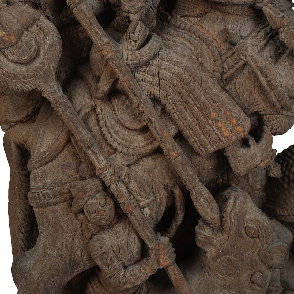 Élément d'un char hindou (Ratha) en bois sculpté représentant deux guerriers... - 3