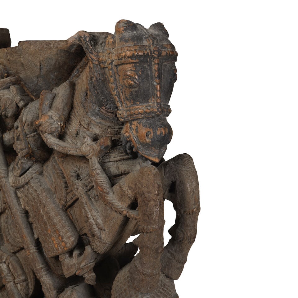 Élément d'un char hindou (Ratha) en bois sculpté représentant deux guerriers... - 4