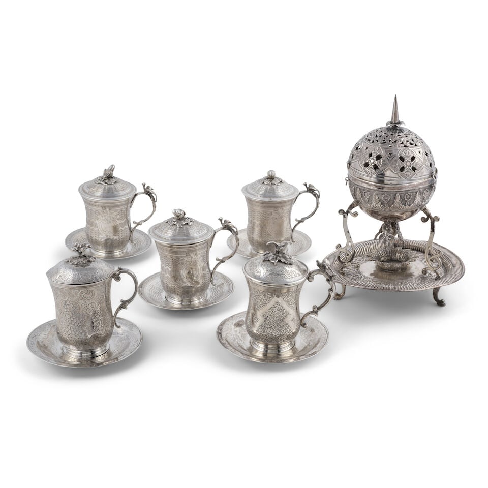 Ensemble de cinq coupes ottomanes en argent (sahlep) et un brûleur d'encens, Turquie ou ...: Ensemble de cinq coupes ottomanes en argent (sahlep) et un brûleur d'encens, Turquie ou Égypte, XIXème/ XXème siècle A group of five Ottoman silver sahlep cups and an incense
