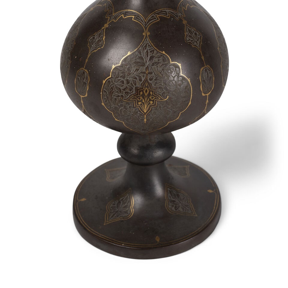 Bouteille en acier damasquiné d'or Qadjar, Perse, XIXème siècle A Qajar gold-dama... - 2