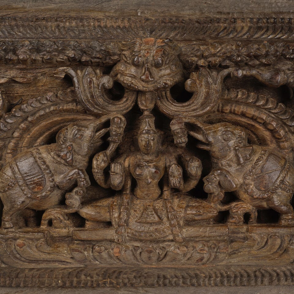 Panneau en bois sculpté représentant Lakshmi et Kamadhenu, Sud de l'Inde, Chettinad, X... - 2