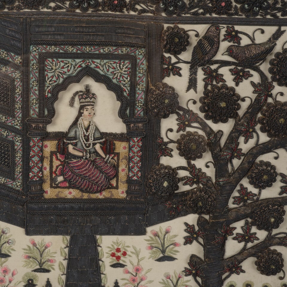 Panneau en soie brodée de fils d'argent et de perles représentant Layla et Majnun, Nor... - 2