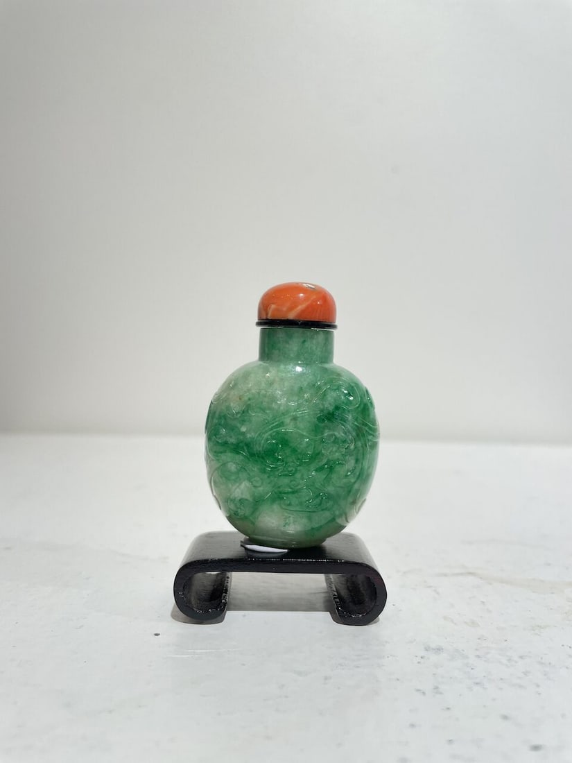 AN APPLE-GREEN AND WHITE JADEITE 'DRAGON' SNUFF BOTTLE 19th century - 10