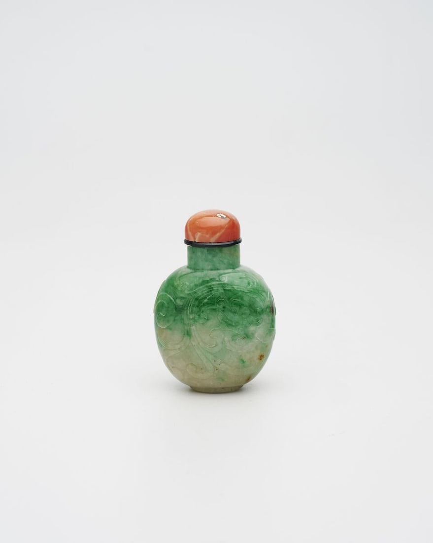 AN APPLE-GREEN AND WHITE JADEITE 'DRAGON' SNUFF BOTTLE 19th century - 11