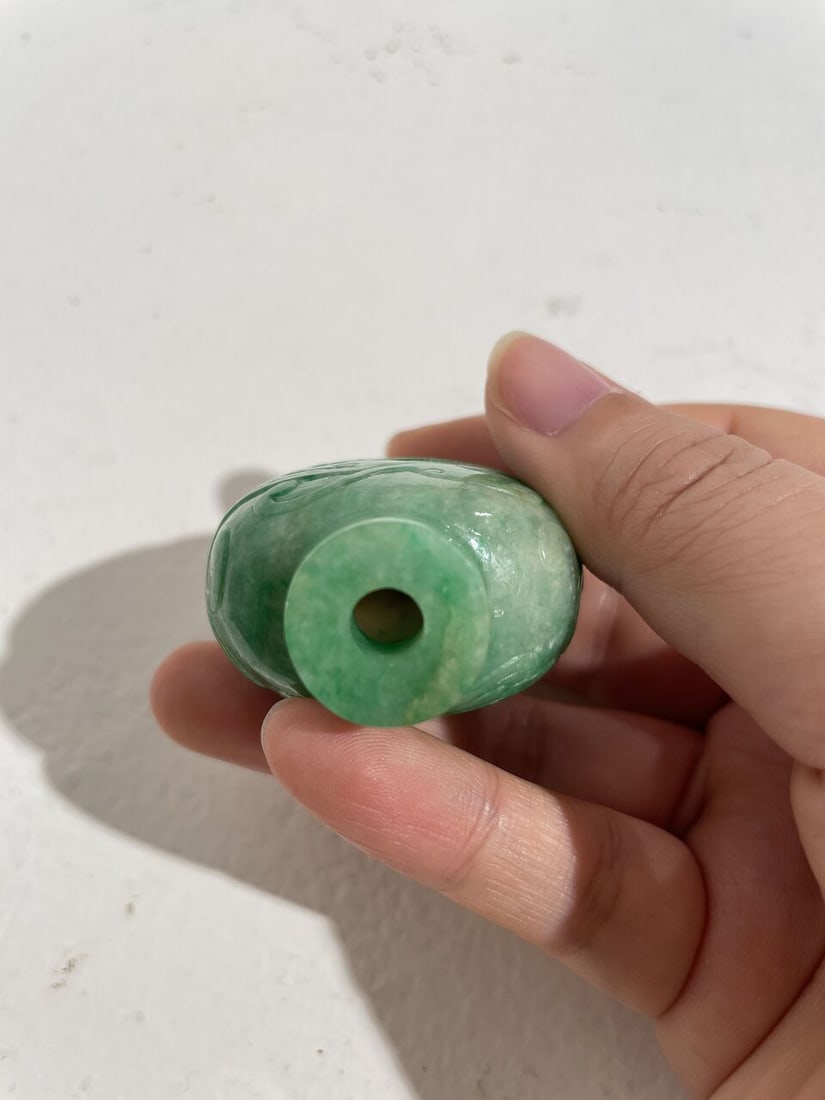 AN APPLE-GREEN AND WHITE JADEITE 'DRAGON' SNUFF BOTTLE 19th century - 3
