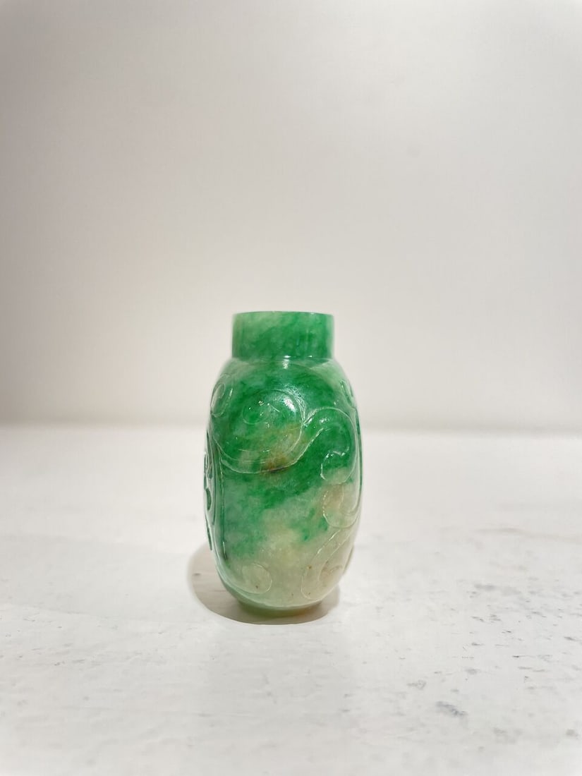 AN APPLE-GREEN AND WHITE JADEITE 'DRAGON' SNUFF BOTTLE 19th century - 4