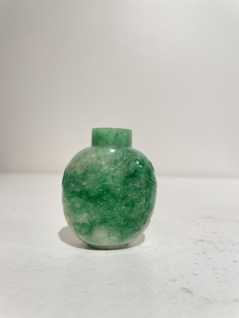 AN APPLE-GREEN AND WHITE JADEITE 'DRAGON' SNUFF BOTTLE 19th century - 5